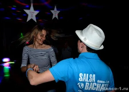 Как танцевать в клубе парню и девушке.